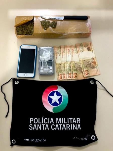 Adolescente tenta esconder torrão de maconha dentro de balão e acaba apreendido pela PM