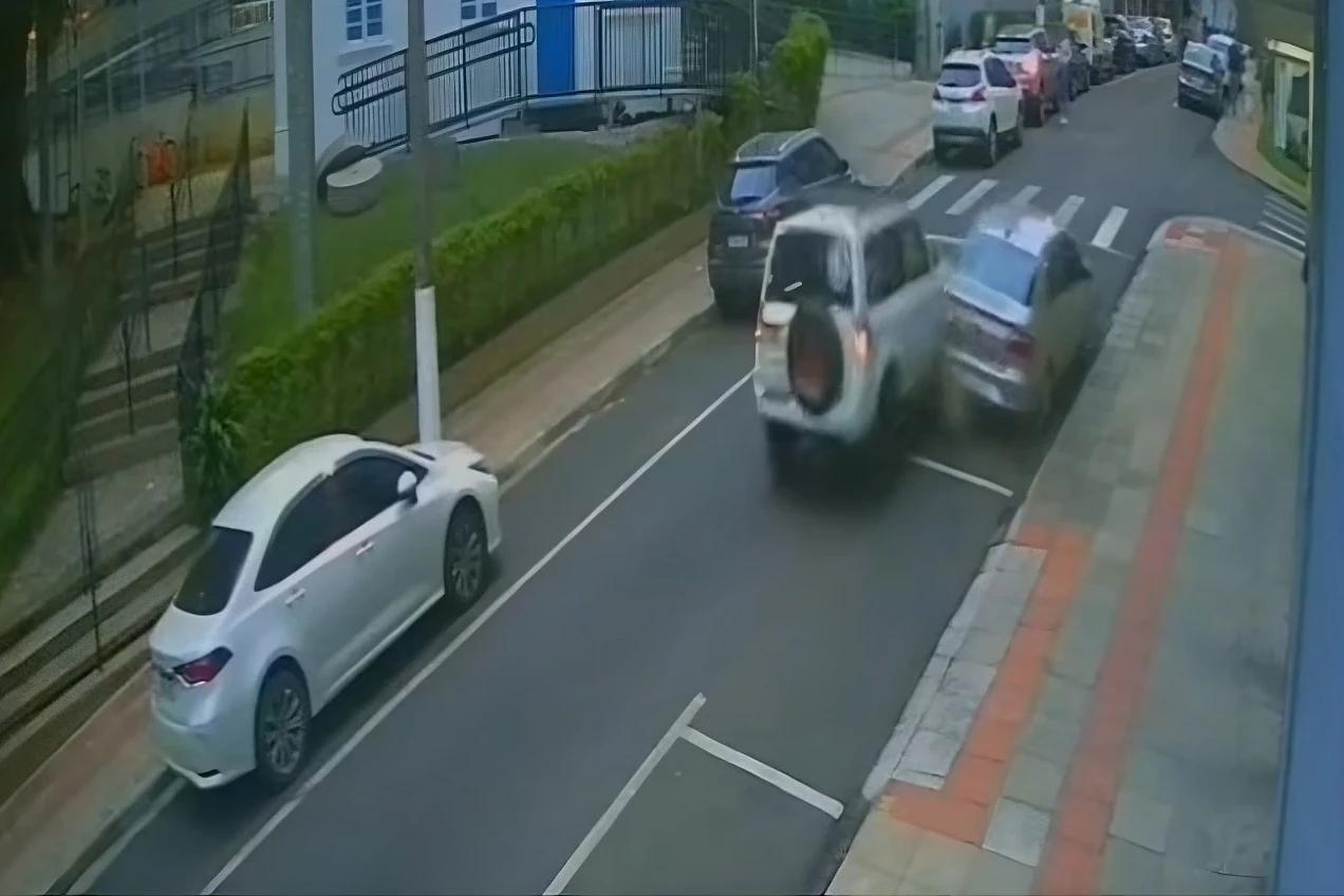 Vídeo: motorista perde o controle da direção e colide contra carro estacionado em Criciúma