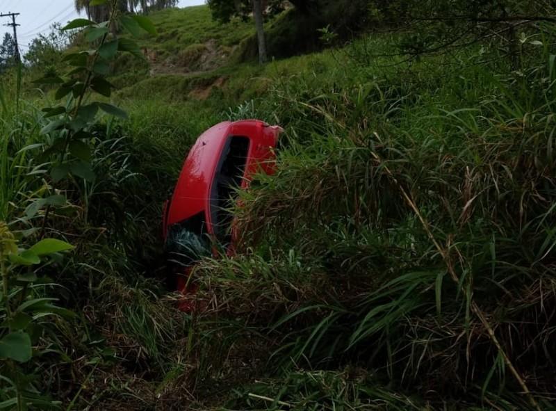 Saída de pista seguida de capotamento deixa dois feridos em Urussanga
