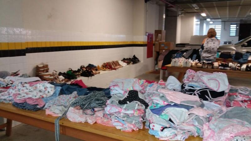 Roupas de R$ 1 até R$ 40 no Bazar Solidário da Cáritas