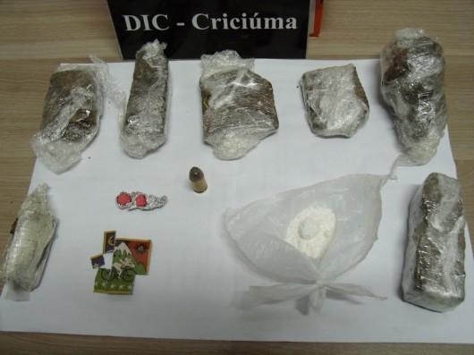 Casal de Criciúma é preso com maconha, cocaína, LSD, ecstasy, uma pistola e R$ 15 mil em dinheiro