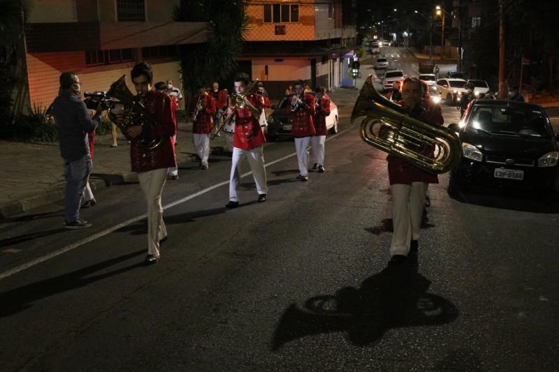 Banda Marcial Satc faz apresentação surpresa em Criciúma