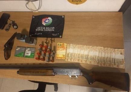 Homem em surto é preso com armas de fogo em Araranguá 