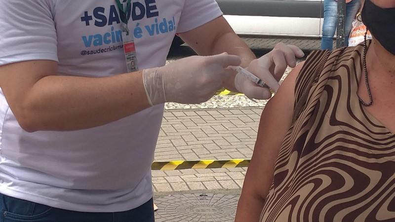Quinta-feira de vacinação contra a Covid-19 e Influenza até as 22 horas na Praça Nereu Ramos