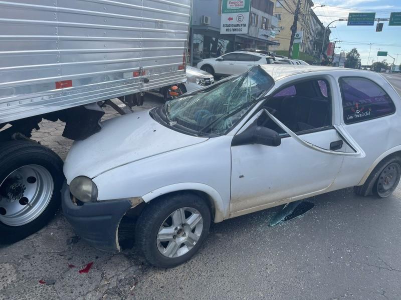 Criciúma: motorista tem mal súbito, colide em três veículos e em caminhão   