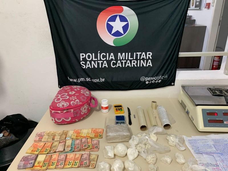 Integrante de facção criminosa é preso com drogas pela PM em Tubarão