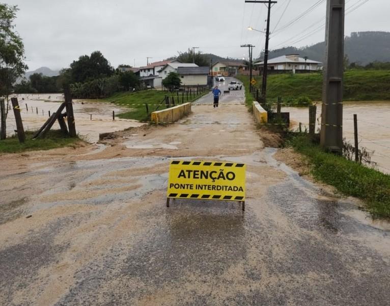 Em Gravatal, chuva causou rompimento de tubulações e alagamento em estradas