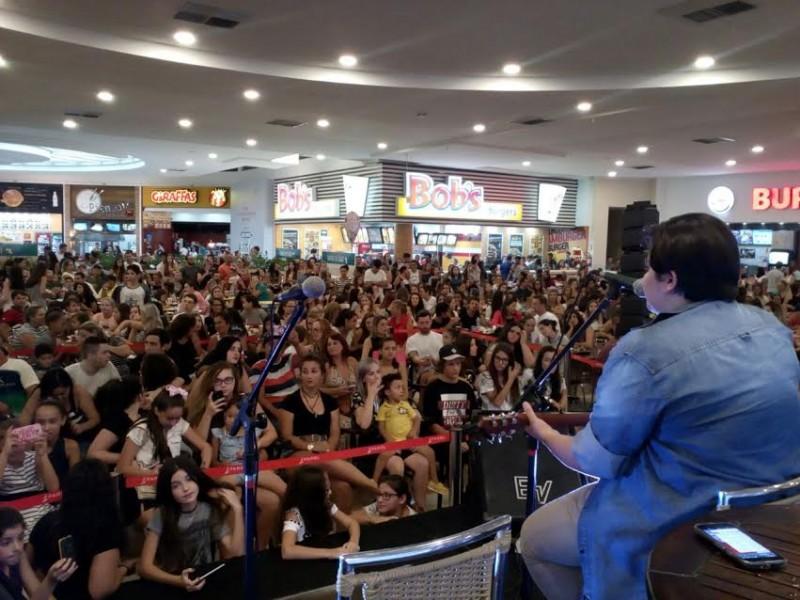 Público prestigia show de Ana Vilela no Farol Shopping