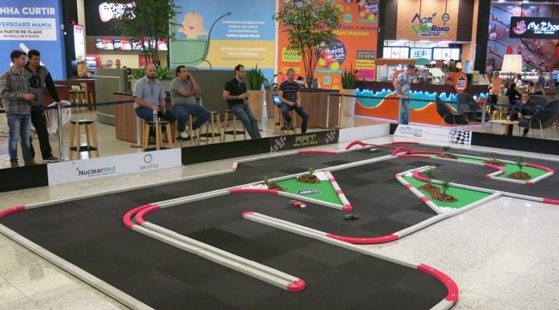 Pista de Mini-Z é atração no Nações Shopping