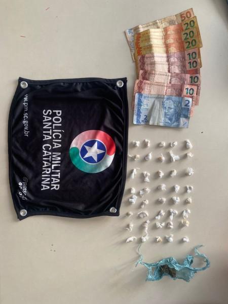 Criciúma: trio é detido com maconha, crack e dinheiro no bairro Cristo Redentor