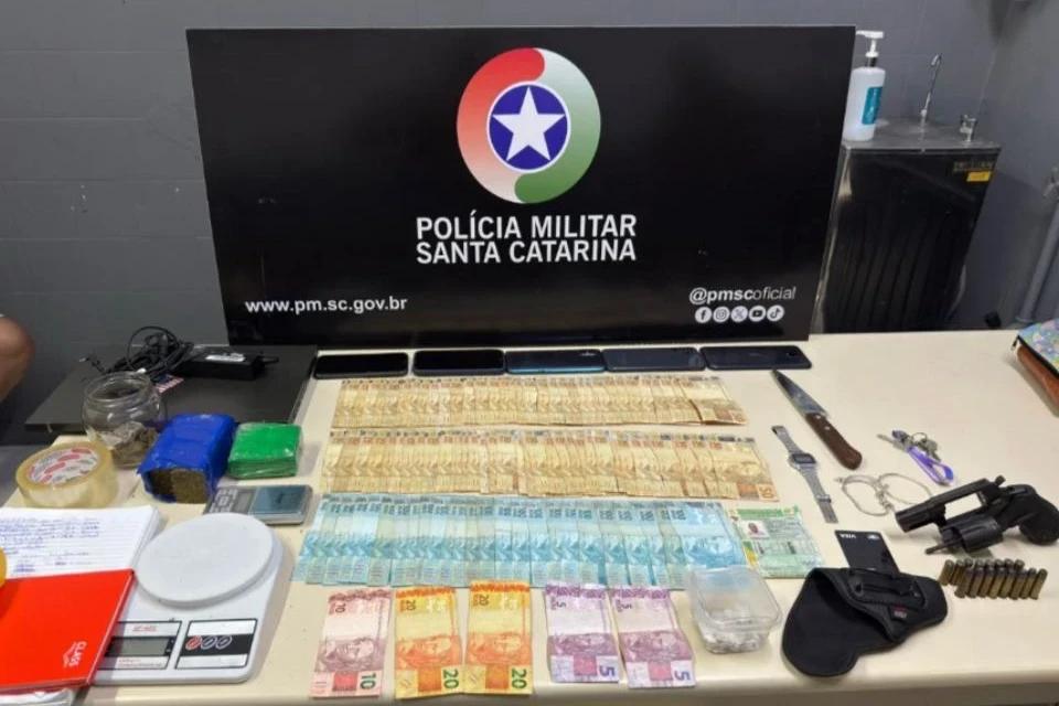 Foragido é flagrado com CNH falsificada, revólver carregado e mais de R$ 6 mil