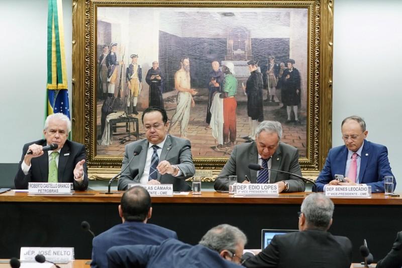 Presidente da Petrobras defende venda de refinarias e foco na exploração do petróleo