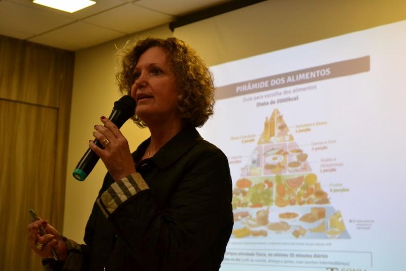 Clínica reúne profissionais da saúde em palestra de nutrição