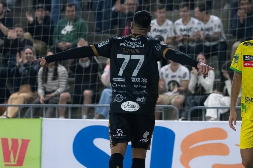 "Sofremos um pouco no final, mas corremos para caramba", destaca Saymon sobre vitória do Criciúma Futsal