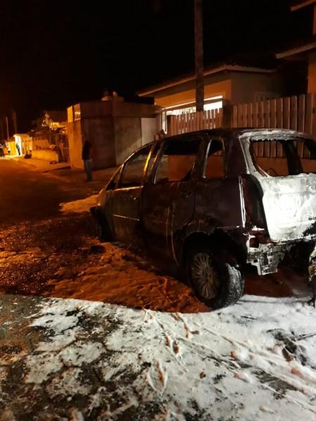 Carro é consumido por fogo em Araranguá