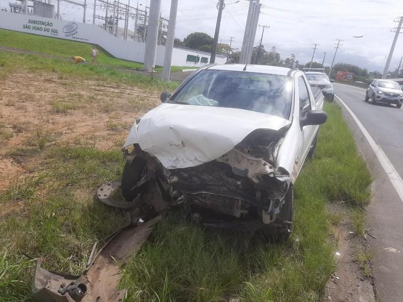 Acidente envolve três carros e um caminhão em São João do Sul