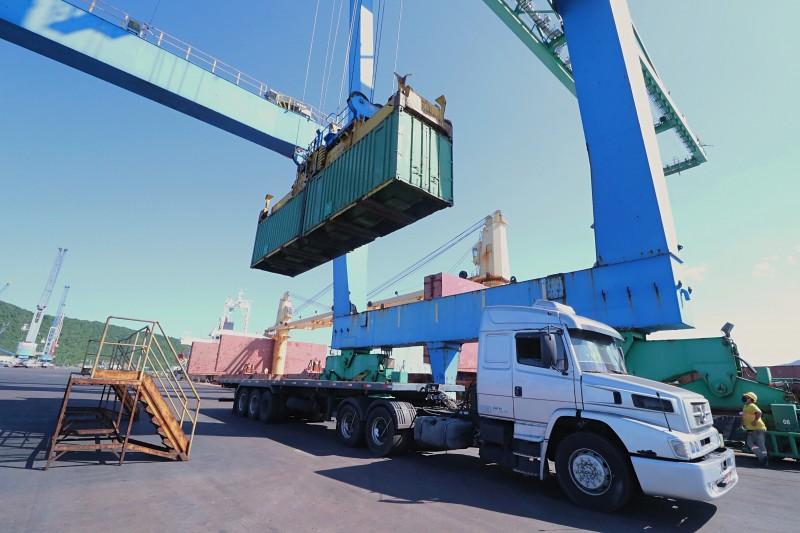 Porto de Imbituba realiza embarque piloto de coque em contêineres