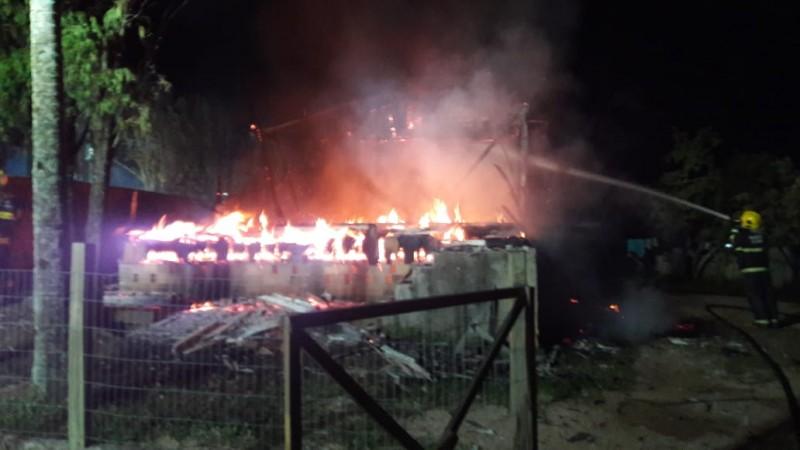 Incêndio destrói casa em Cocal do Sul