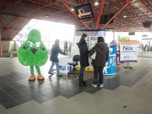 No Terminal Central, passageiros informam-se sobre alimentação saudável