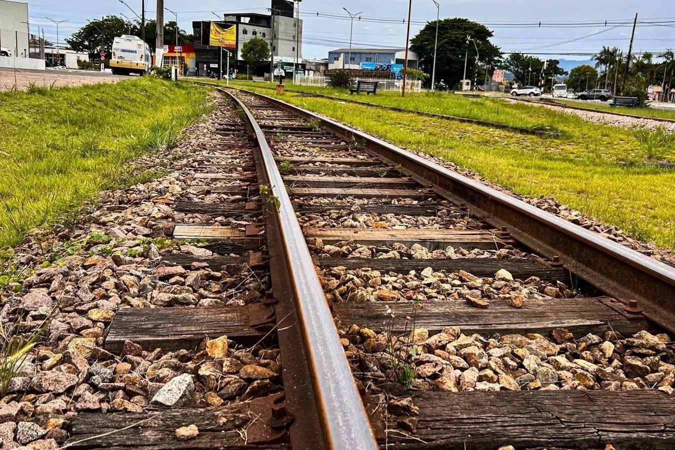 Parafusos e placas de apoio são furtados de linha férrea em Criciúma
