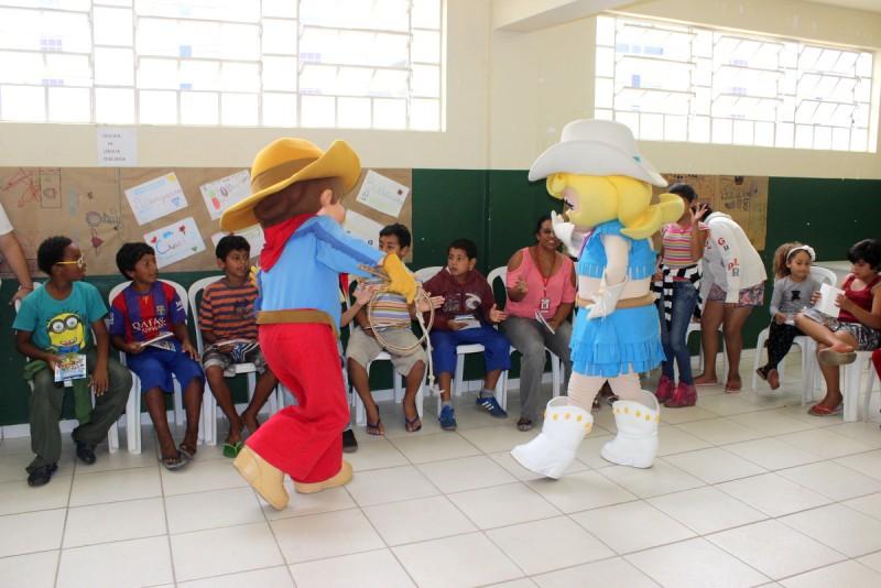 Personagens do Beto Carrero visitam escolas