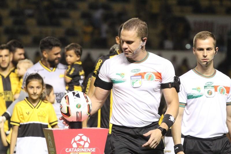 Criciúma pedirá veto nos seus jogos de dois árbitros neste Estadual