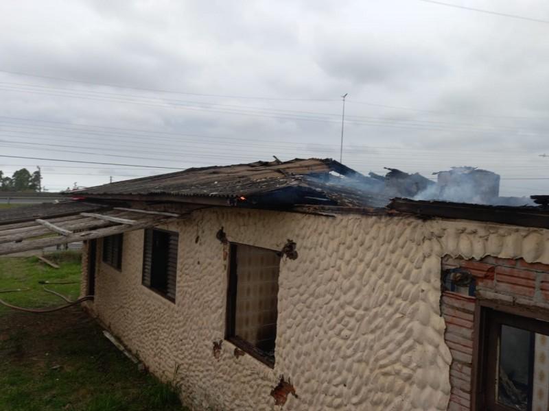 Residência utilizada por moradores de rua é parcialmente destruída por incêndio