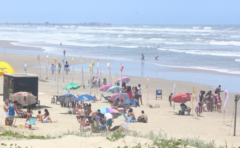 ‘Final de semana espetacular para aproveitar a praia’, diz climatologista; confira a previsão do tempo