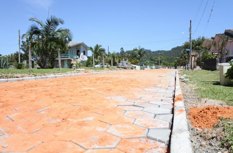 Vias do bairro Poço Um são revestidas com blocos de concreto