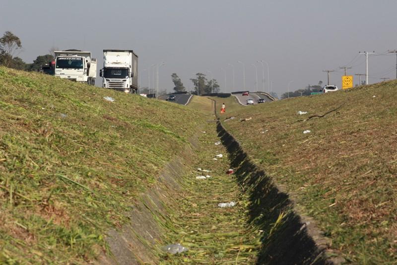 Melhorias em drenagem interrompem faixas da BR-101 Sul 