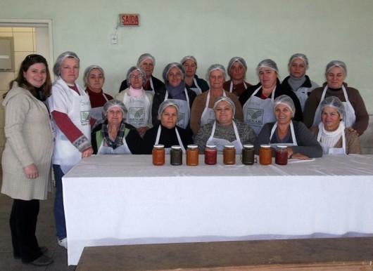 Mulheres aprendem a fazer conservas com frutas do próprio pomar