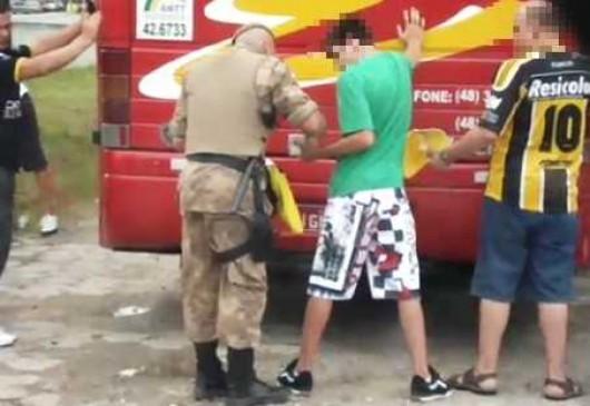 Tigre apura bloqueio policial na 101 (vídeo)