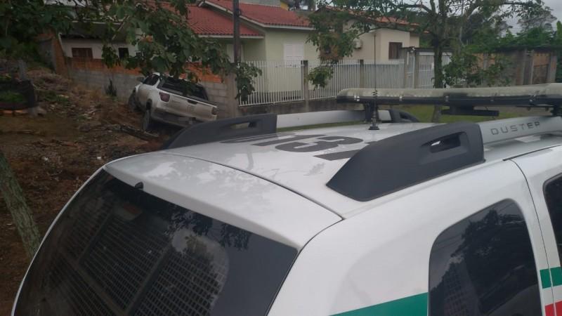 Criminosos assaltam casa, roubam carro e veículo é recuperado pela PM