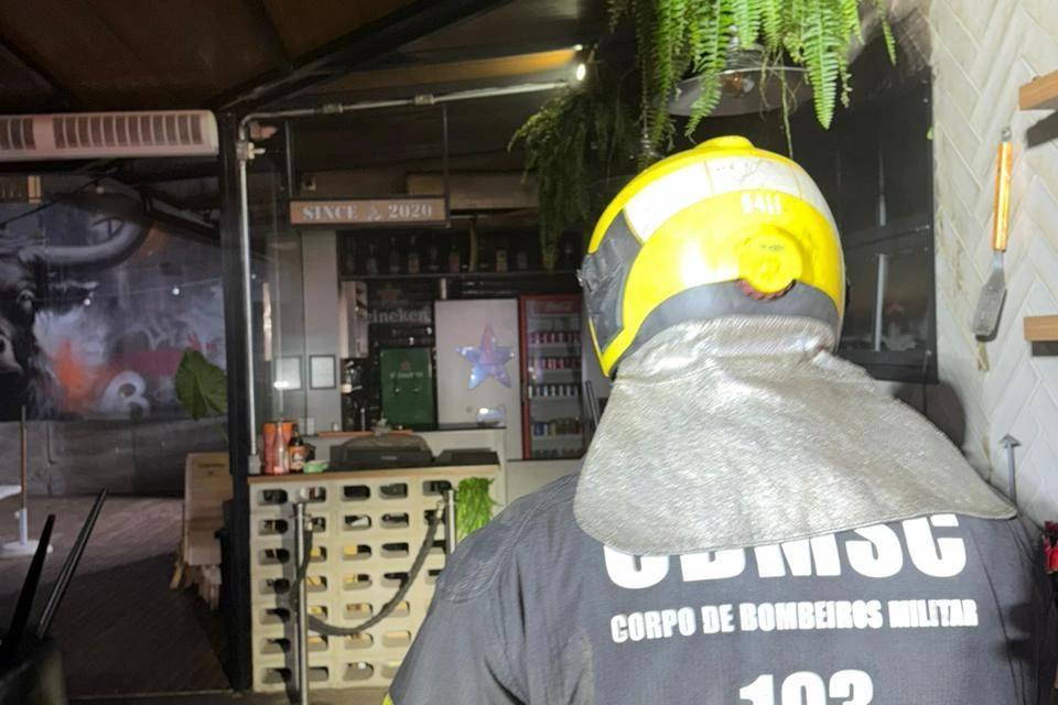 Incêndio em hamburgueria mobiliza bombeiros no Centro de Criciúma