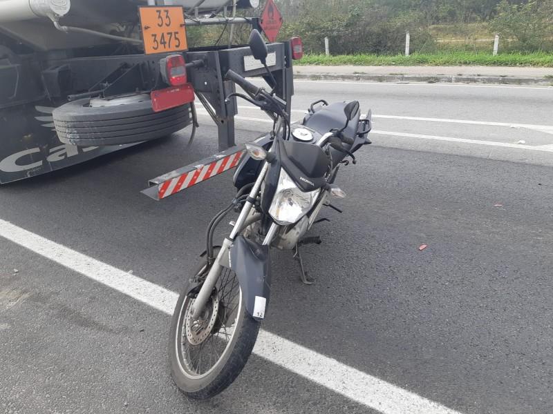 Motociclista morre após colidir contra caminhão de Imbituba