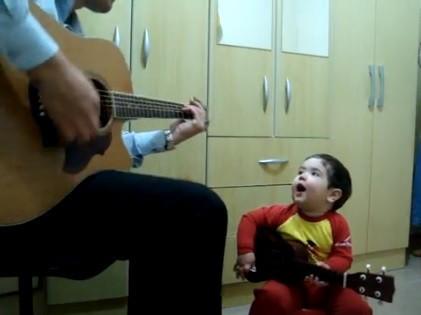 Pai e filho são sucesso mundial na internet 