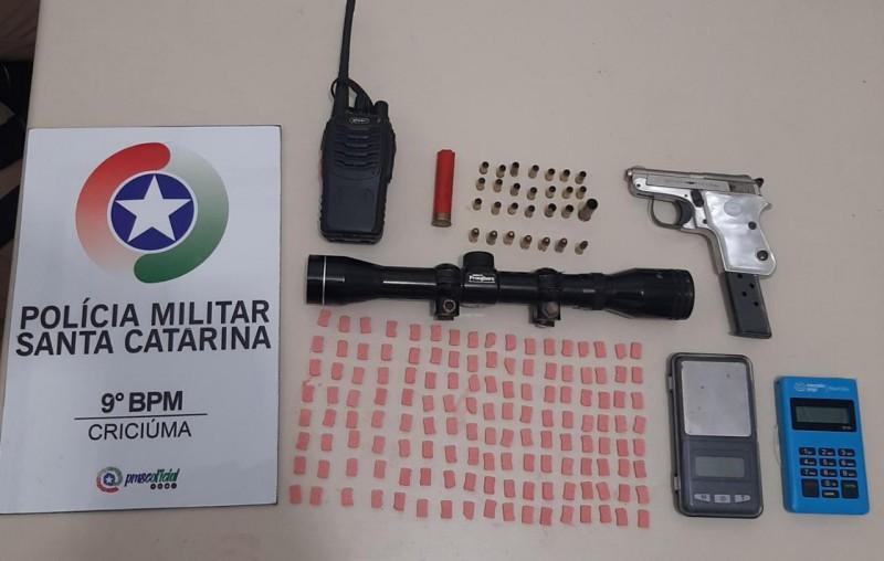 PM apreende arma de fogo, rádio comunicador e mais de 100 comprimidos de ecstasy em Criciúma 