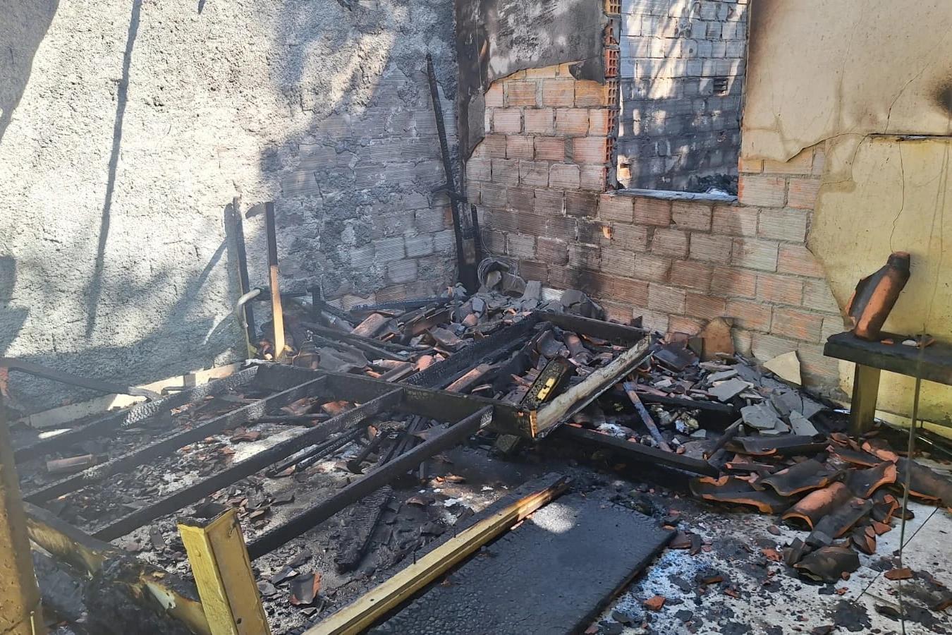 Braço do Norte: casa pega fogo após estouro em tomada