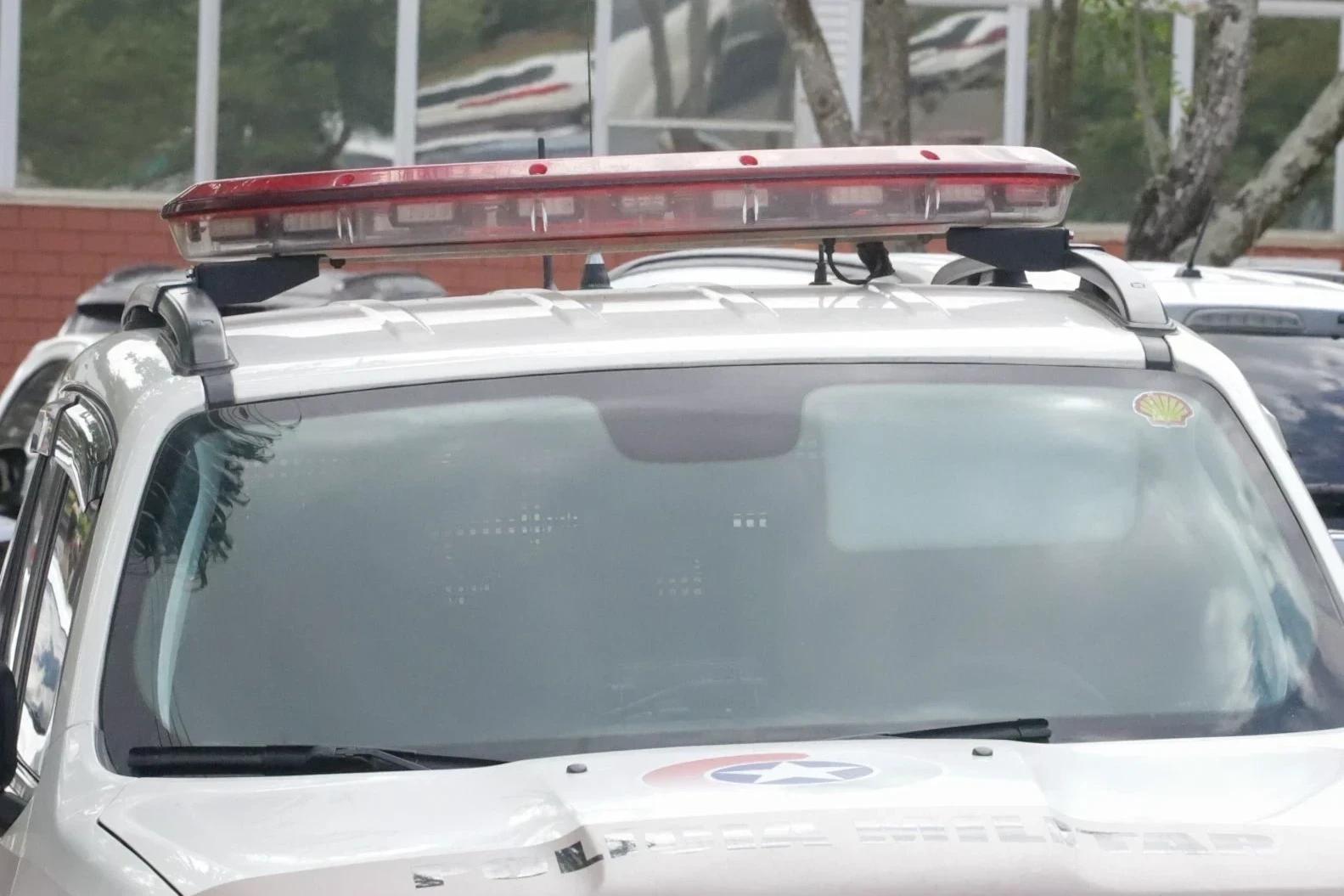 Homem ameaça funcionários de supermercado após tentar furtar par de sandálias