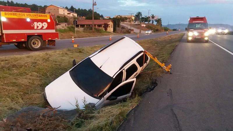 Após saída de pista, carro vai parar no canteiro central