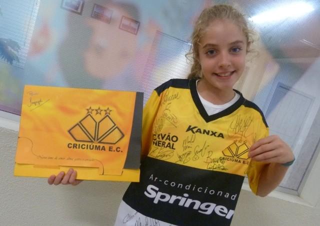Garota que desenhou numeração da camisa tricolor é presenteada pelo Tigre