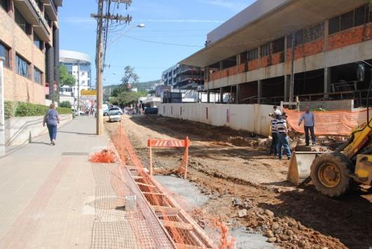 Obras na rua João Cechinel devem ser concluídas até a próxima semana