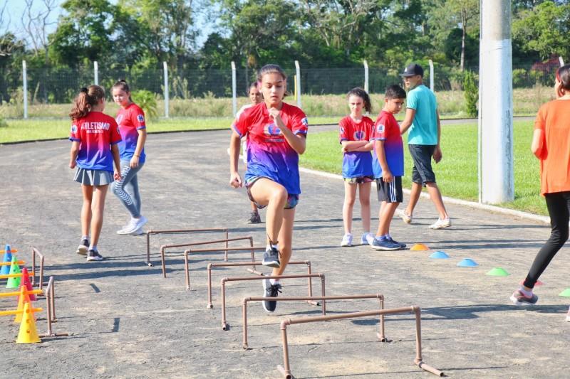 Com 20 medalhas conquistadas em 2021, escolinha de atletismo retoma atividades