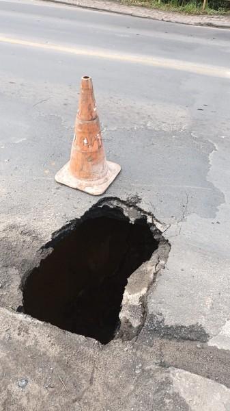 Fotos: buraco abre em cabeceira de ponte em Criciúma 