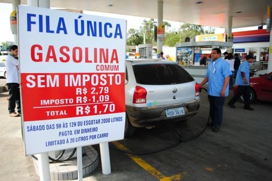 Motoristas madrugam por gasolina sem imposto