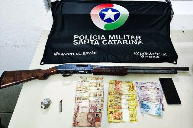 PM apreende espingarda calibre 12 em Tubarão