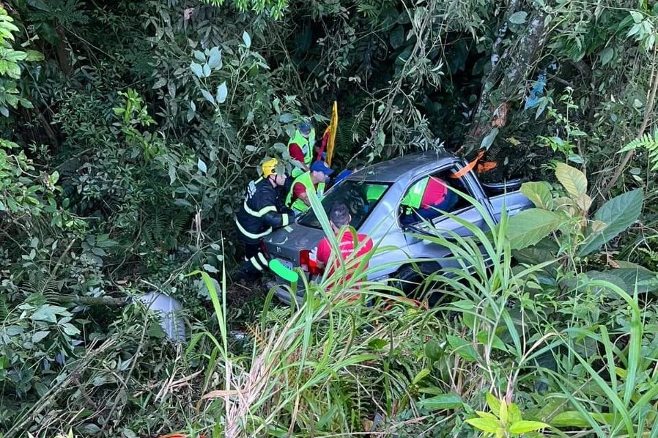 Criciúma: carro cai em ribanceira de cinco metros, colide contra árvore e motorista fica ferido