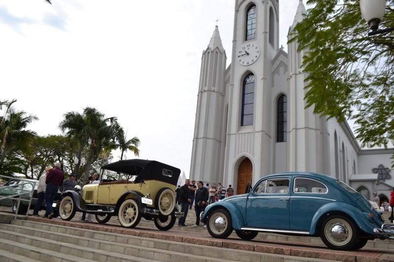 Cocal do Sul realiza Encontro de Carros Antigos na praça e inúmeras atrações paralelas