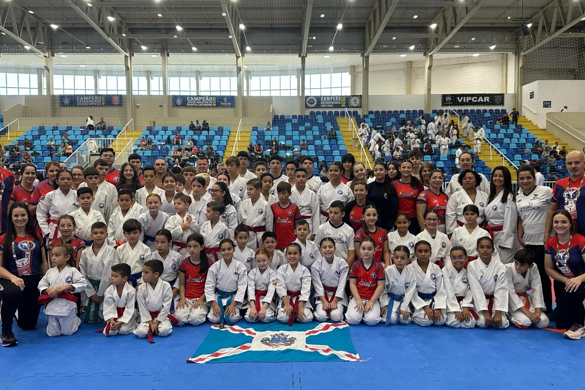Atletas içarenses conquistam título geral no Campeonato Estadual de Karatê