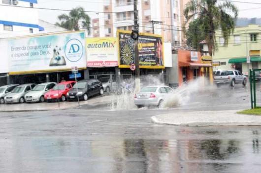 Chuva provoca alagamentos e ameaça famílias na zona sul